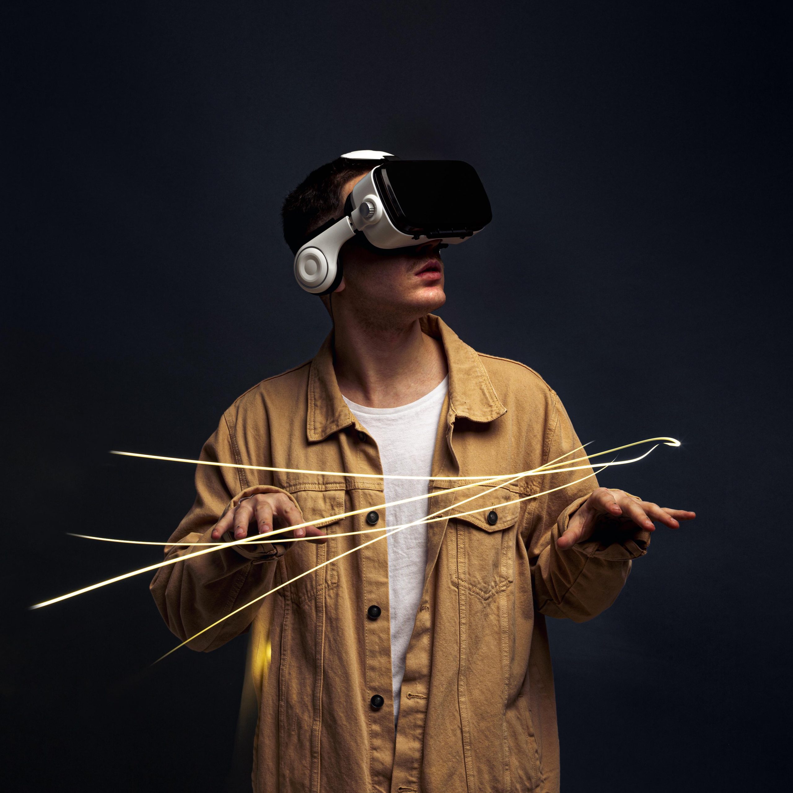 joven-con-gafas-de-realidad-virtual-con-efectos-especiales