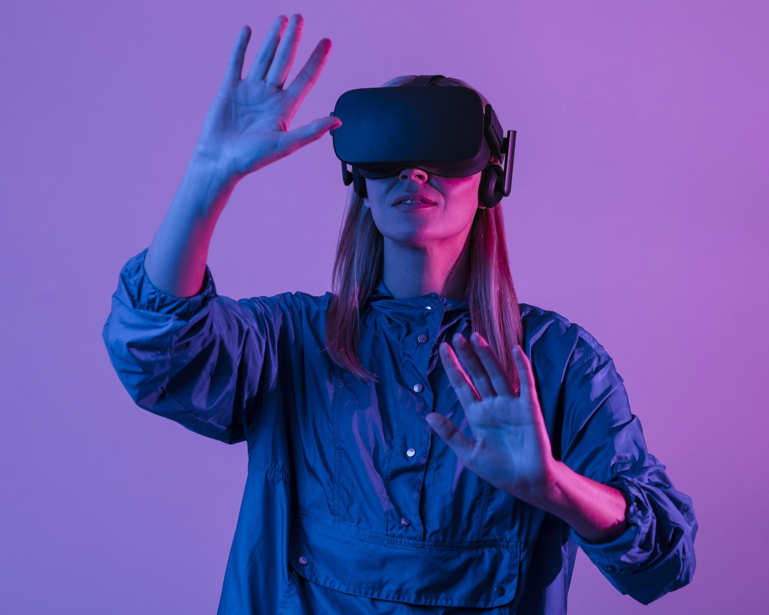 mujer-con-gafas-vr-con-luz-violeta